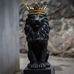 Чорна гіпсова статуетка лева з короною