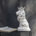 Белая гипсовая статуэтка льва с короной