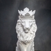 Біла гіпсова статуетка лева з короною