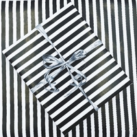 Упаковка в подарочную бумагу «Zebra»