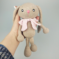 Іграшка з пряжі «Зайка в рожевому» придбати в інтернет-магазині Супер Пуперс