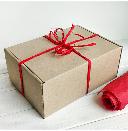Подарункова коробка «Крафтова», з червоною тишью