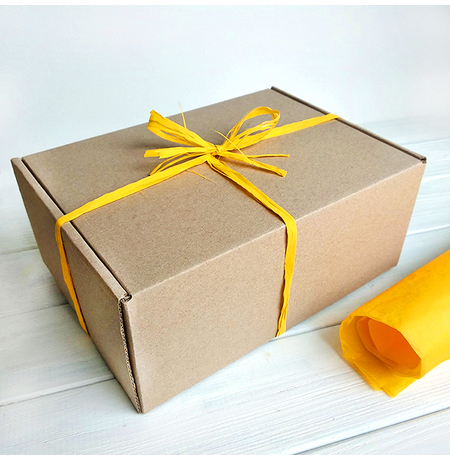 Подарункова коробка «Крафтова», з жовтою тишью
