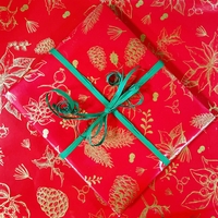 Упаковка в подарочную бумагу «Рождественские растения»