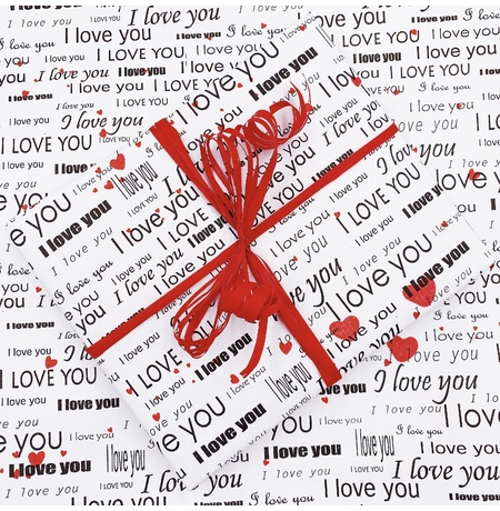 Упаковка в подарочную бумагу «I love you»
