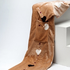 Плед із рукавами з мікрофібри «Hearts on a brown background» придбати в інтернет-магазині Супер Пуперс