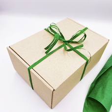 Подарочная коробка «Крафтовая», с зелёной тишью купить в интернет-магазине Супер Пуперс
