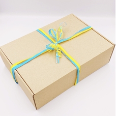 Подарункова коробка «Крафтова», із жовто-блакитною тішью придбати в інтернет-магазині Супер Пуперс
