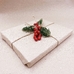 Упаковка в подарочную бумагу «Крафт» с веточкой живой ели и ягодами илекса