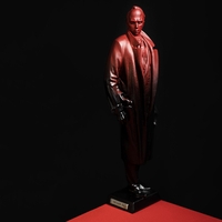 Красно-чёрная гипсовая статуэтка Степана Бандеры