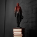 Червоно-чорна гіпсова статуетка Степана Бандери