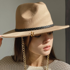 Фетровая шляпа-федора с цепочкой, бежевая купить в интернет-магазине Супер Пуперс