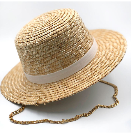 Солом'яний капелюх з білою стрічкою