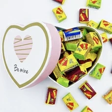 Ассорти жвачек Love is в коробочке «Be mine» купить в интернет-магазине Супер Пуперс